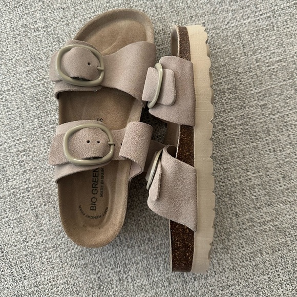 Footbed sandals in tan. Size 37 but fits like a size 6. - Picture 3 of 3